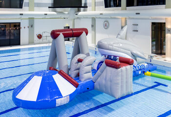 Bestel opblaasbare luchtdichte haai speeleiland met een liaan, klimtoren ronde glijbaan en obstakels voor zowel jong als oud. Koop opblaasbare waterattracties nu online bij JB Inflatables Nederland 