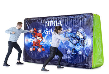 Unieke IPS Splash Wall - Ninja theme - actiefoto met een waterspuit aan de bovenkant kopen voor zowel jong als oud. Bestel opblaasbare IPS Splash Walls nu online bij JB Inflatables Nederland 