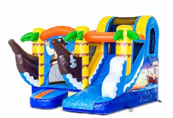 Klein overdekt opblaasbaar multiplay springkussen met glijbaan kopen in thema piraat voor kids. Bestel opblaasbare springkussens online bij JB Inflatables Nederland