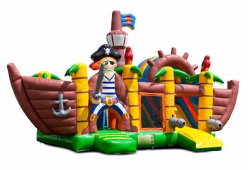Opblaasbaar overdekt multiplay springkussen met glijbaan kopen in thema piraat piratenschip voor kinderen. Bestel opblaasbare springkussens online bij JB Inflatables Nederland