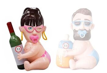 Opblaasbare Sarah pop baby met speen in de mond en fles wijn in de handen kopen