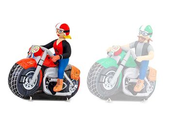 Sarah pop op een rode motor kopen als blikvanger voor verjaardagen 