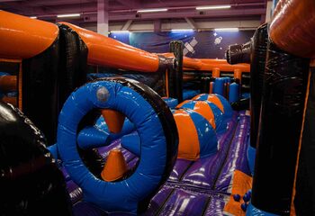 obstakel run bij een inflatable park gerealiseerd door JB Inflatables