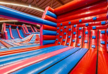 climb wall element voor een inflatable park gerealiseerd door jb inflatables