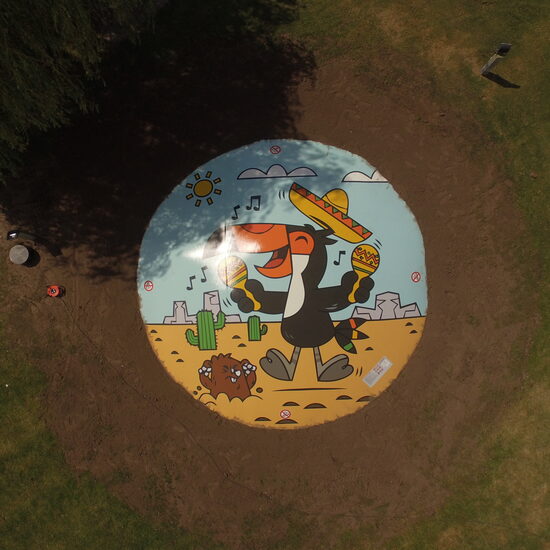 Gepersonaliseerde ronde airmountain voor kids laten maken bij JB Inflatables Nederland. Springbergen in alle soorten en maten razendsnel op maat gemaakt