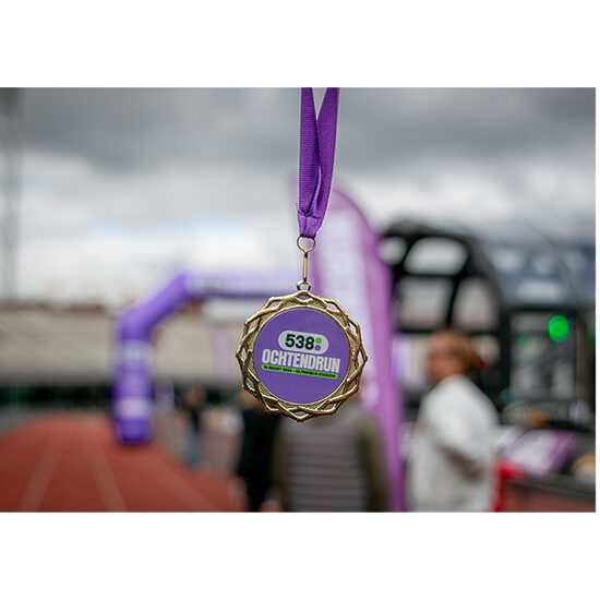Medaille van 538 Ochtendrun 2024 met finishboog van JB Inflatables
