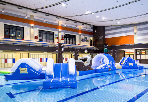 Opblaasbare dubbele stormbaan 16 meter lange piratenrun zwembad stormbaan in een uniek design met grappige 3D-objecten en maar liefst 2 glijbanen voor zowel jong als oud kopen. Bestel opblaasbare zwembadstormbanen nu online bij JB Inflatables Nederland