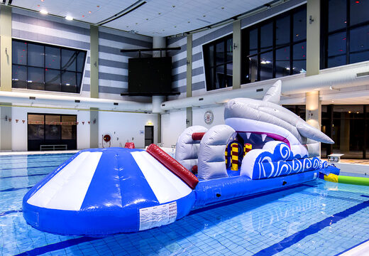 Unieke opblaasbare glijbaan in thema haai bestellen voor zowel jong als oud. Koop opblaasbare zwembadspelen nu online bij JB Inflatables Nederland 