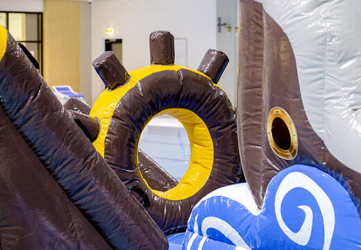 Spectaculaire speeleiland in thema piraten met een liaan, klimtoren ronde glijbaan en obstakels bestellen voor zowel jong als oud. Kopen opblaasbare zwembadspelen nu online bij JB Inflatables Nederland 