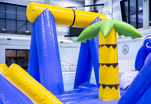 Coole speeleiland in thema surfer met een liaan, klimtoren ronde glijbaan en obstakels voor zowel jong als oud. Bestel opblaasbare zwembadspelen nu online bij JB Inflatables Nederland 