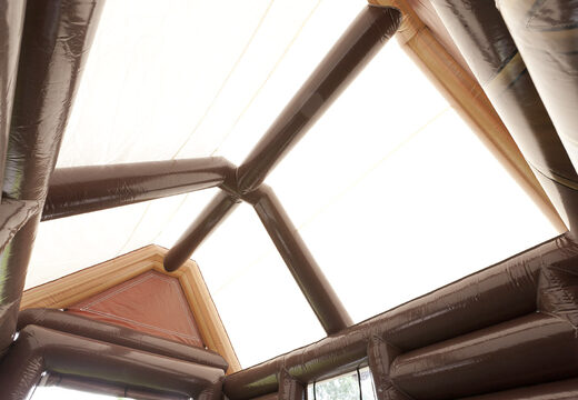 Opblaasbare Aprés Ski Hut met een standaard afmeting van 7 bij 5 bij 4 meter voor zowel jong als oud bestellen. Koop opblaasbare winterattracties nu online bij JB Inflatables Nederland 