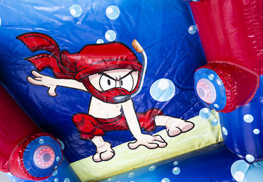 Luchtdichte IPS Ninja Splash met een waterspuit voor zowel jong als oud kopen. Bestel opblaasbare IPS Ninja attracties nu online bij JB Inflatables Nederland 
