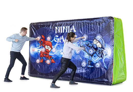Unieke IPS Splash Wall - Ninja theme - actiefoto met een waterspuit aan de bovenkant kopen voor zowel jong als oud. Bestel opblaasbare IPS Splash Walls nu online bij JB Inflatables Nederland 