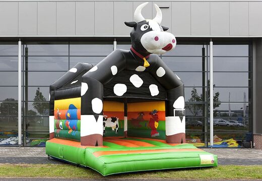 Standaard springkasteel in opvallende kleuren met bovenop een groot 3D object van een koe bestellen voor kinderen. Bestel springkastelen online bij JB Inflatables Nederland
