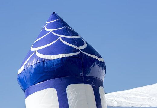 Mini overdekt springkasteel in een kleuren combinatie van blauw en wit in kasteel thema voor kinderen kopen. Bestel springkastelen online bij JB Inflatables Nederland