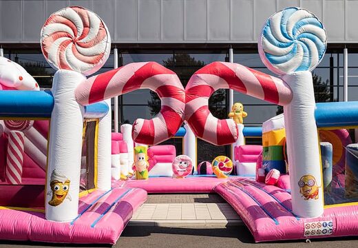 Bounce World Candyland springkussen met meerdere glijbanen en allerlei leuke obstakels met candyland prints bestellen voor kinderen. Koop springkussens online bij JB Inflatables Nederland 