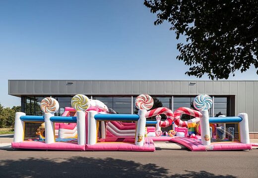 Koop groot opblaasbaar springkussen in thema candyland voor kids. Bestel springkussens online bij JB Inflatables Nederland 