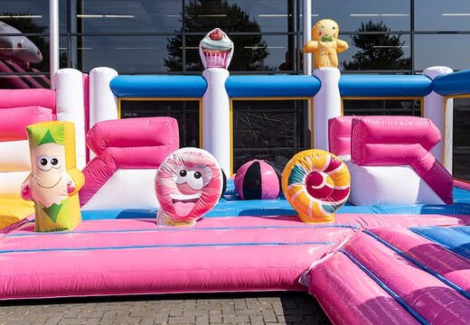 Inflatable Candyworld springkussen met meerdere glijbanen en allerlei leuke obstakels met candyland prints kopen voor kids. Bestel springkussens online bij JB Inflatables Nederland 