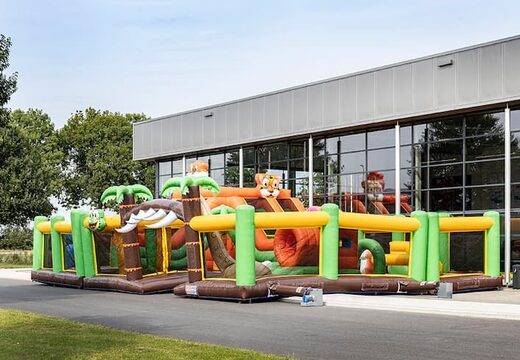 Gekleurde inflatable park in jungle thema bestellen voor kinderen. Koop springkussens online bij JB Inflatables Nederland 