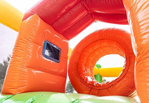 Koop groot opblaasbaar springkasteel in thema jungle met meerdere glijbanen en allerlei leuke obstakels met prints die bij het thema passen voor kinderen. Bestel springkastelen online bij JB Inflatables Nederland 