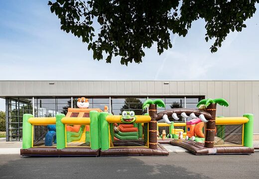 Opblaasbaar springkussen in thema jungle met meerdere glijbanen en allerlei leuke obstakels met prints die bij het thema passen kopen voor kids. Bestel springkussens online bij JB Inflatables Nederland 