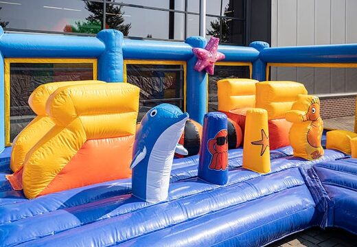 Koop groot opblaasbaar springkasteel in thema seaworld met meerdere glijbanen en allerlei leuke obstakels met prints die bij het thema passen voor kinderen. Bestel springkastelen online bij JB Inflatables Nederland 