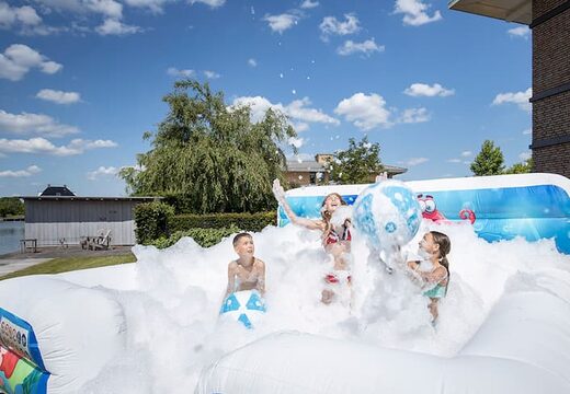 Groot opblaasbaar open bubble boarding park springkasteel met schuim bestellen in thema seaworld voor kinderen. Koop opblaasbare springkastelen online bij JB Inflatables Nederland