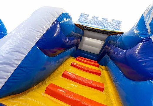 Groot opblaasbaar open blauw multiplay luchtkussen met glijbaan in thema prinses piraat bestellen voor kids. Koop luchtkussens online bij JB Inflatables Nederland