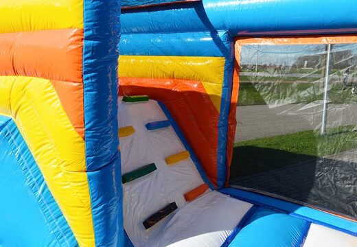 Overdekt multiplay beach springkussen in een beperkte hoogte van 2,74 meter en met een glijbaan bestellen voor zowel oud als jong. Koop springkussens online bij JB Inflatables Nederland