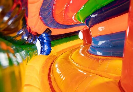 Inflatable kruiptunnel in circus thema met obstakals, een klimhelling en glijhelling voor kinderen gebruiken. Koop springkastelen online bij JB Inflatables Nederland