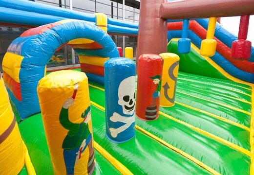 Bestel piratenboot springkussen in een uniek design met twee ingangen, een glijbaan in het midden en 3D objecten voor kids. Koop springkussens online bij JB Inflatables Nederland