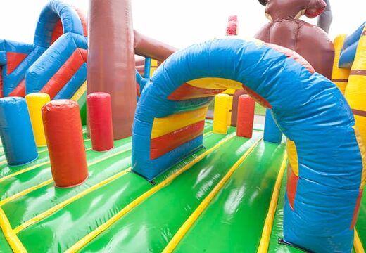 Opblaasbaar multiplay piratenboot springkussen met een glijbaan in het midden en 3D objecten kopen voor kinderen. Bestel springkussens online bij JB Inflatables Nederland