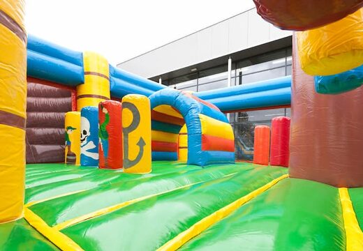 Springkasteel in thema piratenboot met een glijbaan en 3D objecten kopen voor kinderen. Bestel springkastelen online bij JB Inflatables Nederland