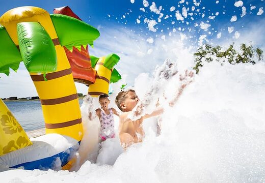 Bubble park Hawaii met een schuimkraan kopen voor kids. Bestel opblaasbare springkussens bij JB Inflatables Nederland