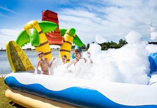 Opblaasbaar groot bubble park in thema Hawaii kopen voor kids. Bestel opblaasbare springkussens bij JB Inflatables Nederland