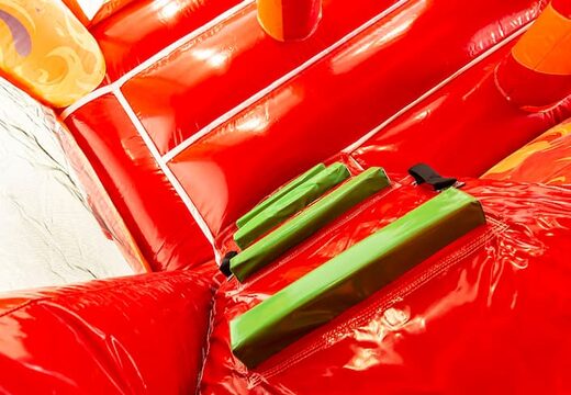 Overdekt multiplay brandweer springkasteel in een uniek design met twee ingangen, een glijbaan in het midden en 3D objecten bestellen voor kids. Koop springkastelen online bij JB Inflatables Nederland