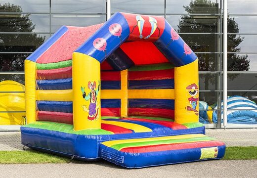 Standaard springkasteel kopen in circus thema met mooie animaties zowel op de binnen- en buitenwanden  en op de pilaren voor kinderen. Koop springkastelen online bij JB Inflatables Nederland