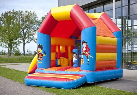 Midi overdekt multifun luchtkussen met glijbaan kopen in piraat thema voor kinderen. Bestel luchtkussens online bij JB Inflatables Nederland