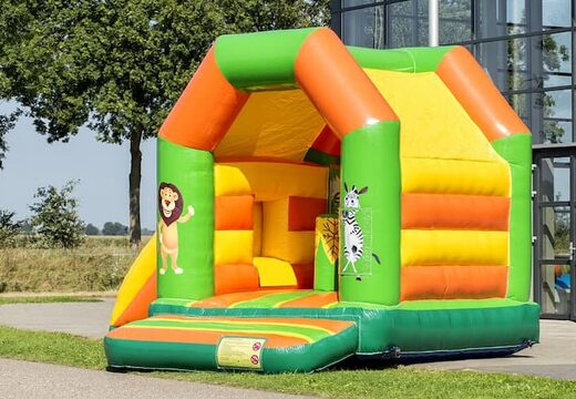 Midi overdekt multifun springkasteel met glijbaan kopen in jungle thema voor kinderen. Koop springkastelen online bij JB Inflatables Nederlandren. Koop springkastelen online bij JB Inflatables Nederland