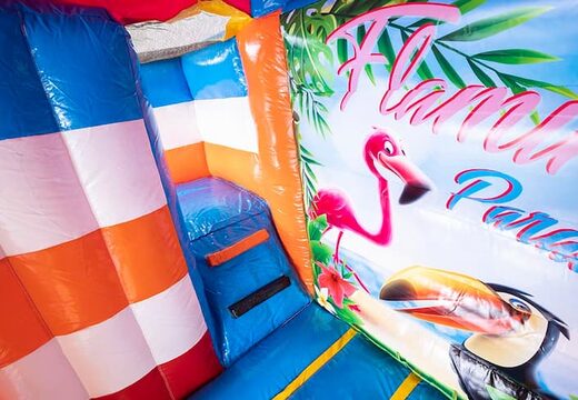 Bestel opblaasbaar multiplay springkasteel met aan de bovenkant een 3D object van een flamingo bij JB Inflatables Nederland. Koop springkastelen online bij JB Inflatables Nederland