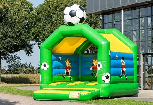 Standaard springkussen te koop in opvallende kleuren met bovenop een groot 3D object in de vorm van een voetbal voor kinderen. Koop overdekt springkussens online bij JB Inflatables Nederland