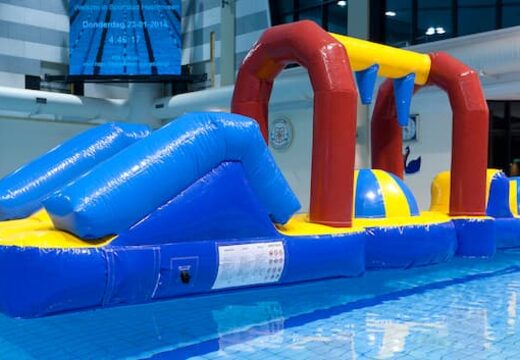 Opblaasbare waterstormbaan huren met obstakels voor kinderen