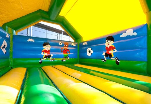 Groot overdekt springkussen kopen in thema voetbal voor kinderen