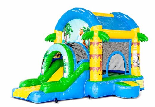 Groot overdekt opblaasbaar springkussen met glijbaan kopen in thema jungle fun voor kinderen. Bestel opblaasbare springkastelen online bij JB Inflatables Nederland