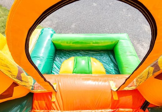 Klein opblaasbare springkussen met glijbaan in jungle thema kopen voor kinderen. Bestel opblaasbare springkussens online bij JB Inflatables Nederland