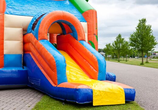 Koop voor kinderen een opblaasbaar multifun springkasteel met bovenop het dak een opvallend 3D object van een grote krokodil bij JB Inflatables Nederland. Bestel springkastelen online bij JB Inflatables Nederland