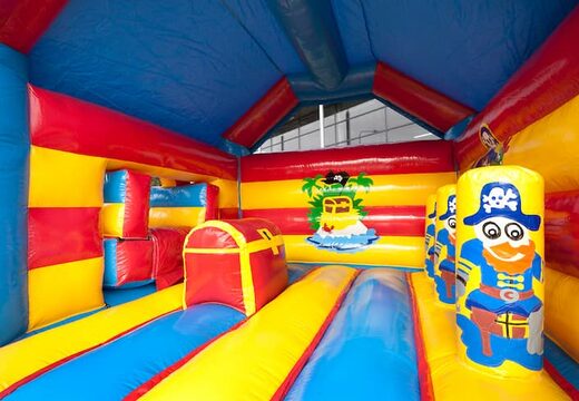 Overdekt multifun springkussen met glijbaan in thema piraat met 3D object aan de bovenkant bestellen voor zowel jonge als oudere kinderen. Koop springkussens online bij JB Inflatables Nederland