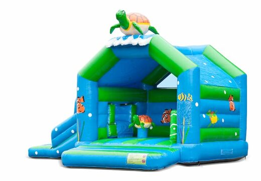 Opblaasbaar overdekt multiplay multifun springkussen met glijbaan kopen in thema schildpad turtle voor kinderen. Bestel springkussens online bij JB Inflatables Nederland