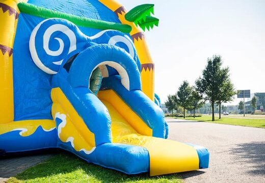 Overdekt multifun super springkussen met glijbaan in thema strand bestellen voor kinderen. Koop springkussens online bij JB Inflatables Nederland