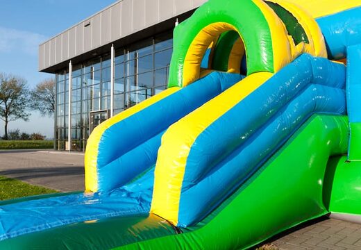 Bestel voor kids een opblaasbaar multifun springkussen met dak en glijbaan in voetbal thema met 3D object aan de bovenkant bij JB Inflatables Nederland. Koop springkussens online bij JB Inflatables Nederland